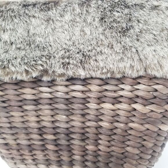 Cute Bath and Body Works hand bag. Brown wicker with faux fur accent. - Picture 5 of 13